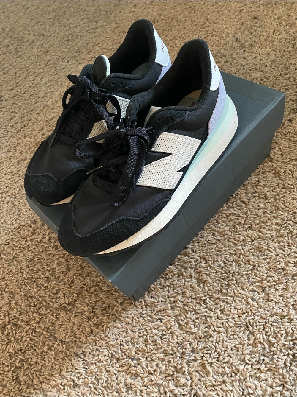 SALE‼️New Balance Women's Black Sneakers with White and Pastel Accents